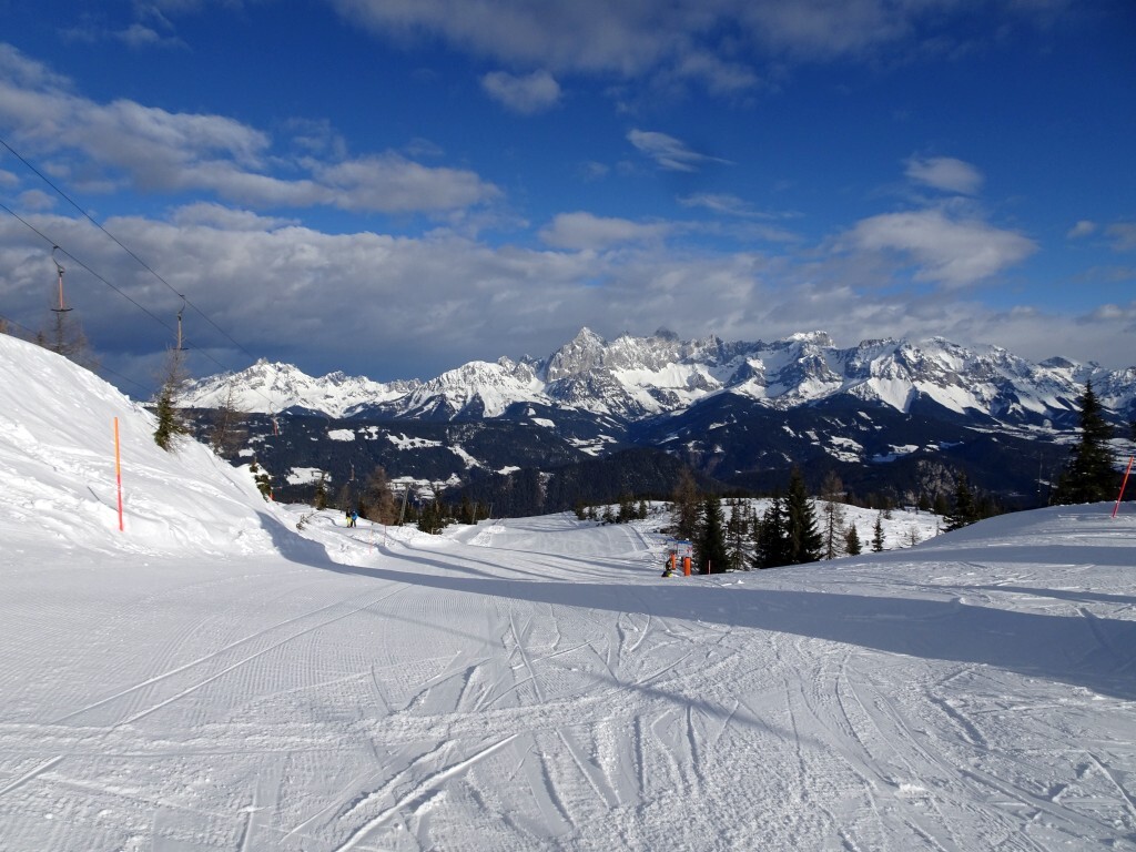 Nett und sanft kupiert, flaches, aber nicht skiuntaugliches Gelände. Der Dachstein thront gegenüber.