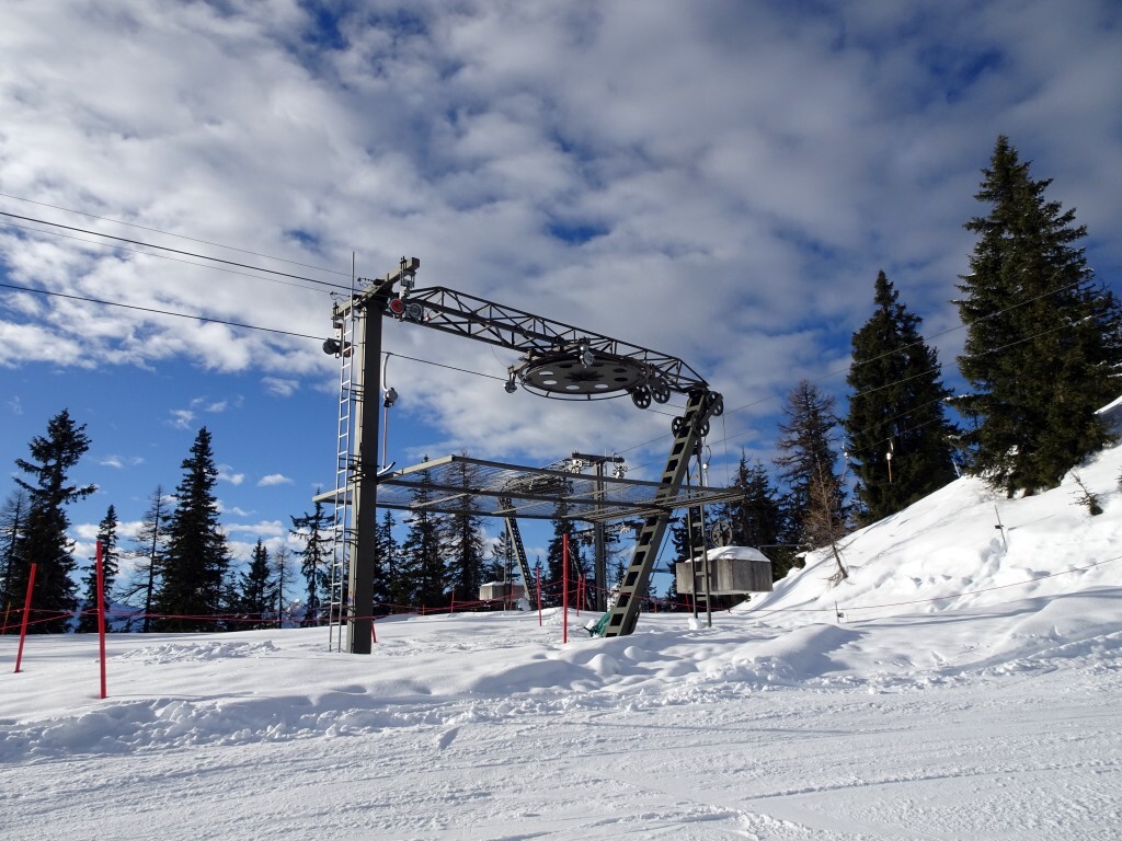 Bergstationen der Skilifte Mitterfager (vorne) und Vorderfager 1+2 (hinten).