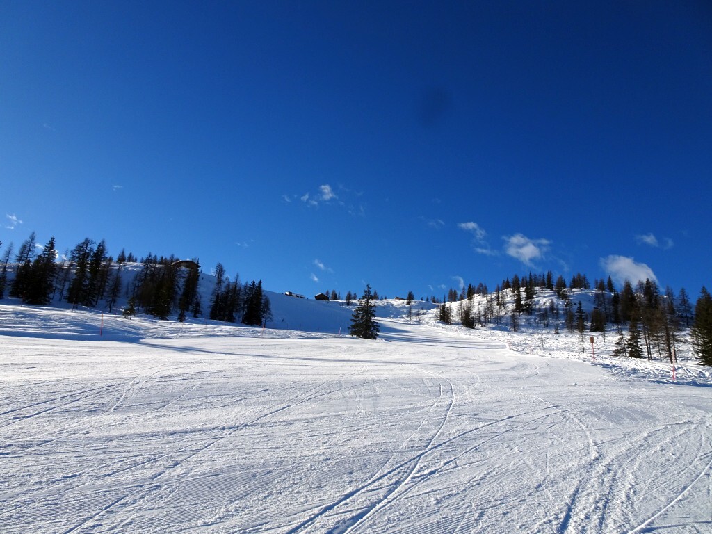 Von rechts kommend die Hüttenabfahrt (6).