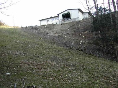 einige bäume mussten dran glauben; die neue station braucht mehr platz, da sie einerseits nicht mehr nur bergstation ist, sondern auch mittelstation, und andererseits auch mehr platz für's garagieren benötigt wird.