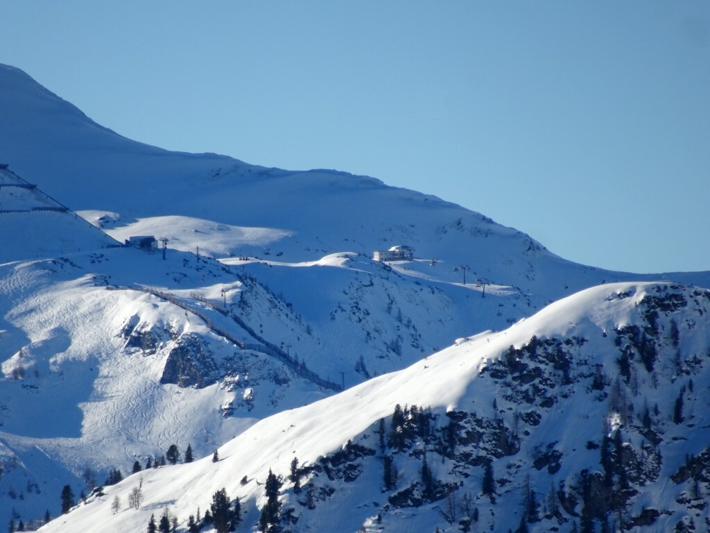 Die Bergstationen der Schwarzwandbahn (links) und der Gamskogelbahn 2 (rechts) in Zauchensee.