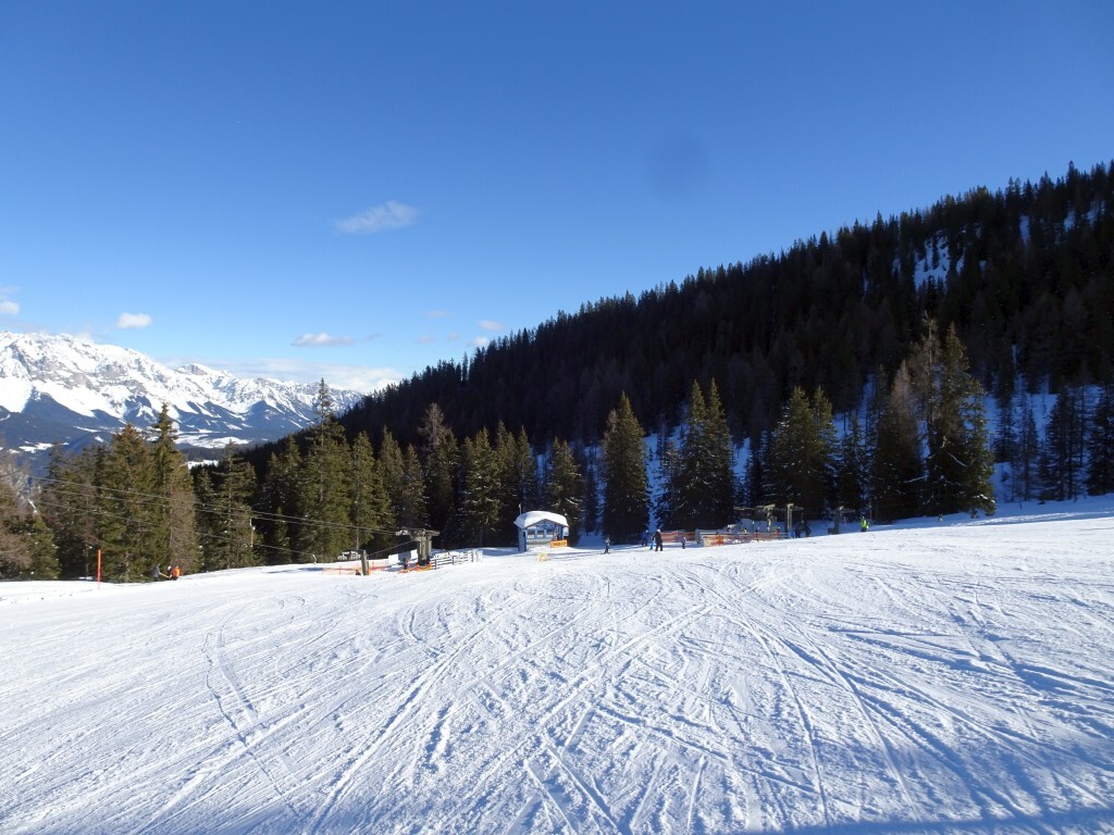 Nun liegen die Talstationen der Skilifte Mitterfager (links) und Hinterfager (rechts) auch in der Sonne.