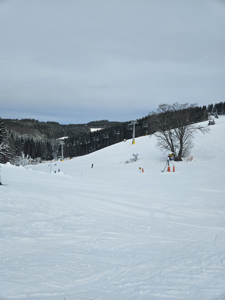 Unten am Steilhang Blickrichtung Kapellenbahn
