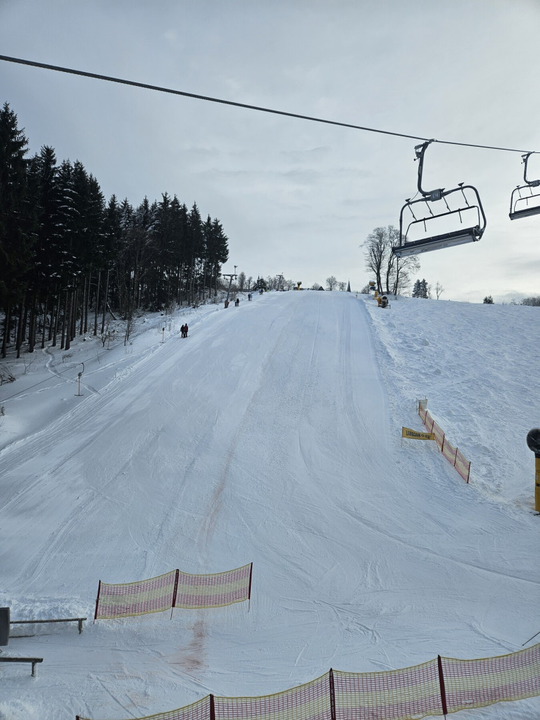 In der neuen Bahn mit Blick auf den Brücheltalhang