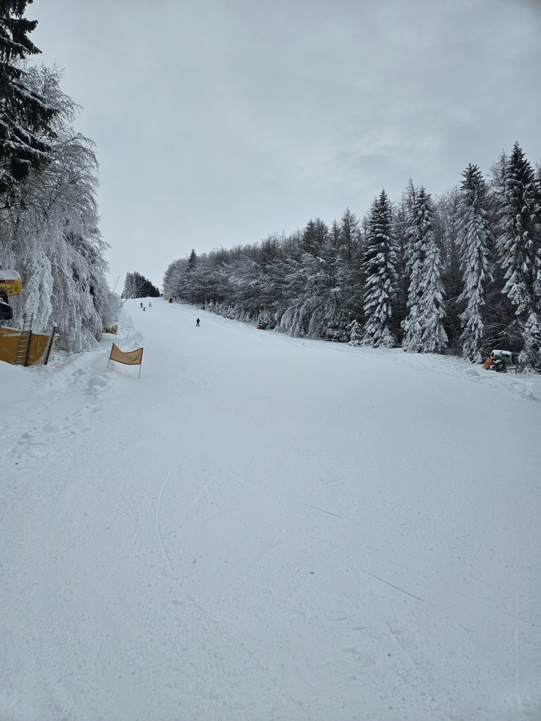 Beschneite Abfahrt am Westfalenhang 1 mit dicker Auflage.