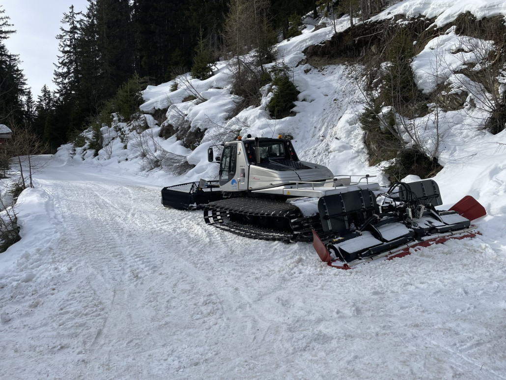 Verwundert war ich, dass hier noch eine Pistenraupe abgestellt ist, welche auch später im Einsatz war und die Südabfahrt (Rodelstrecke + rote Abfahrt präparierte)