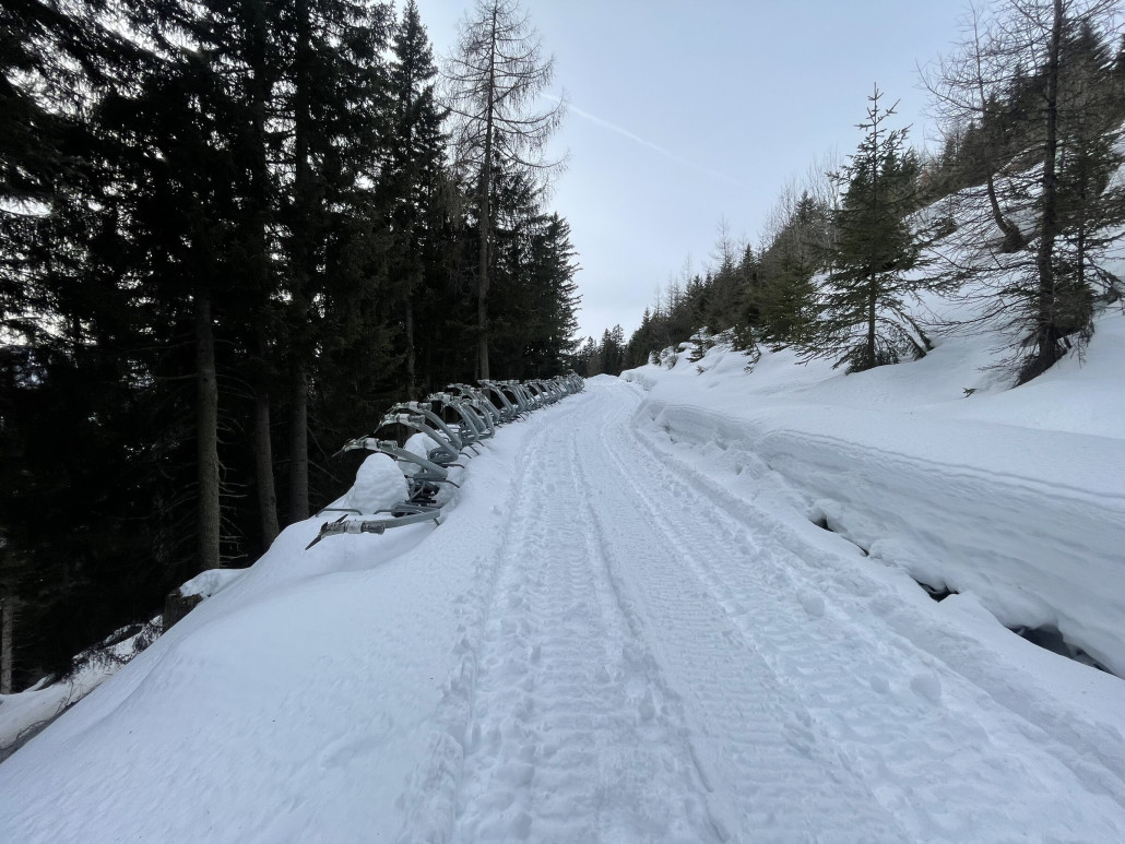 Aufgereiht die alten Sessel, rechts unter der der Schneedecke sind auch alles Sessel