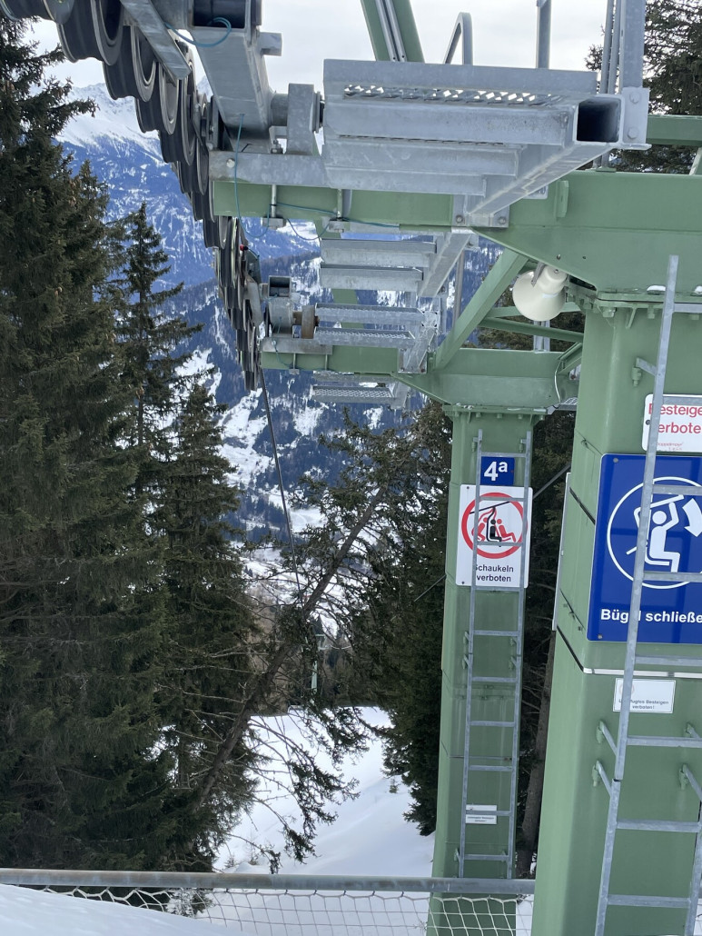 Ein Baum lag zwischen Mittel- und Talstation in der Trasse
