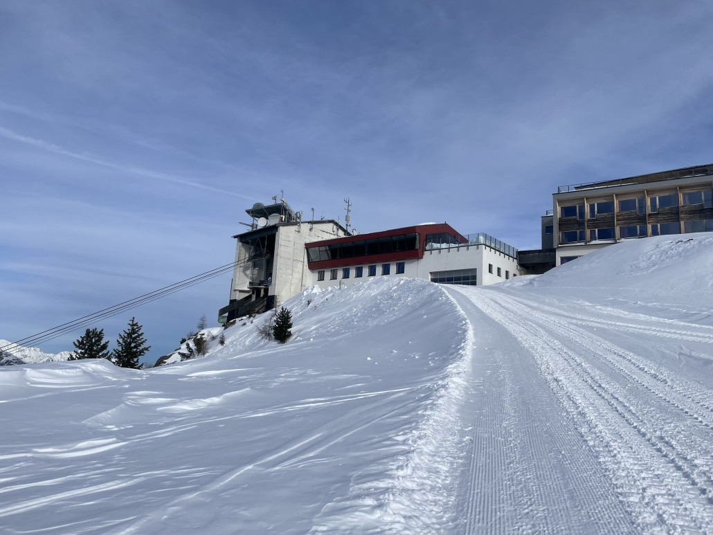 Links die Pannen-Pendelbahn, ebenfalls außer Betrieb, rechts das recht neue Übernachtungs-Gipfelhaus leer und verlassen…