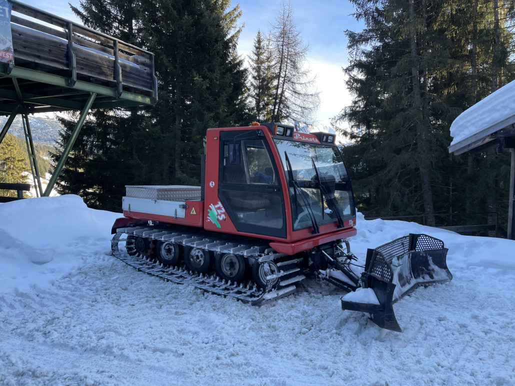 Dieses Teil kam uns beim Aufstieg entgegen und diente wohl zum Tausch gegen den geparkten Pisten-Bully.
