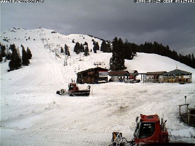 Ab 8 Uhr wird der Schnee weggeräumt und die Sessel vom Seil genommen.