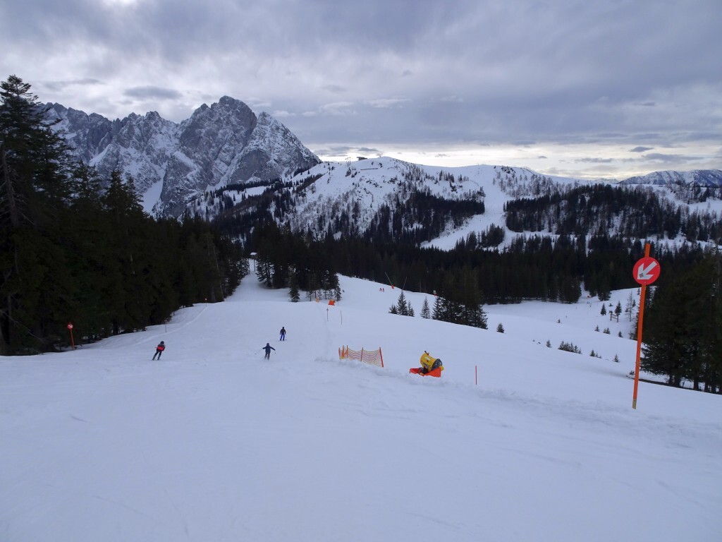 Wie gut sich doch Bergstationen von Skiliften in die Landschaft integrieren können. Anfangsteil der Höhbühelpiste (5a).