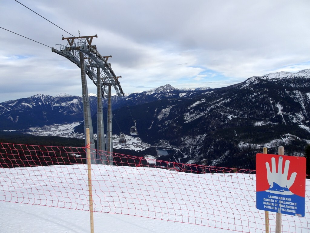 Blick ins Gosau-Tal mit dem Panorama-Jet Zwieselalm.