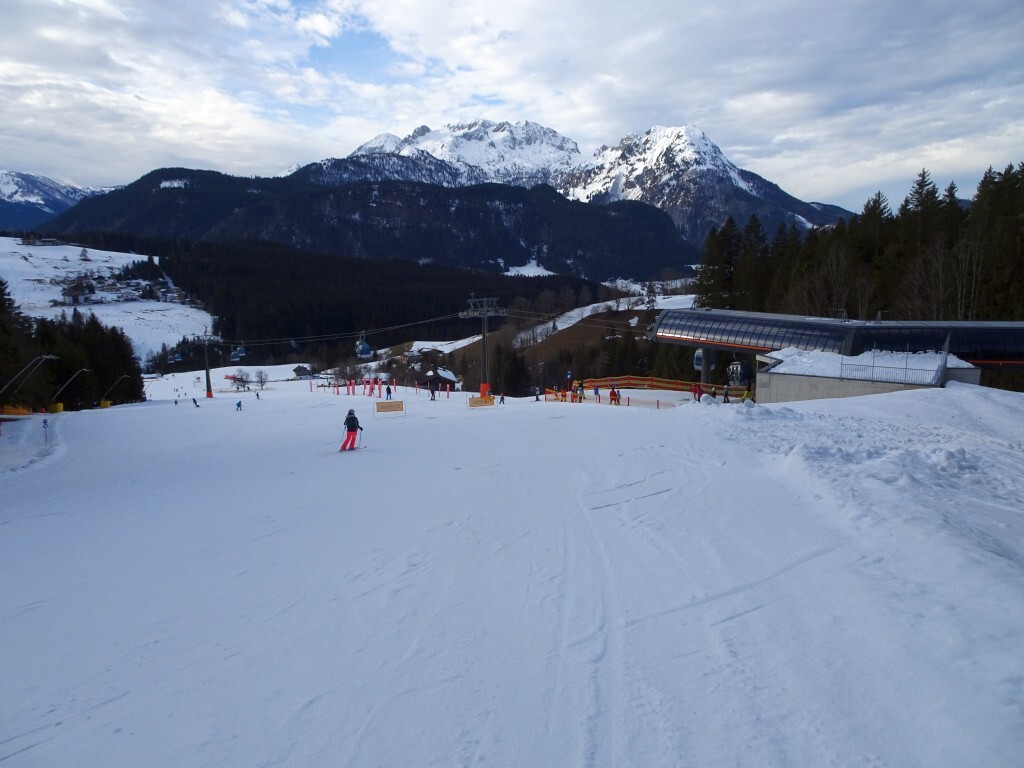 Die Mittelstation der Donnerkogelbahn. Ab hier ist die Piste blau markiert, flach, super zum Üben.
