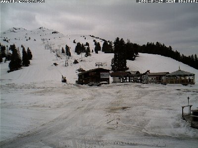 Um 10.30 ist das Seil schon von den ersten Masten gehoben.