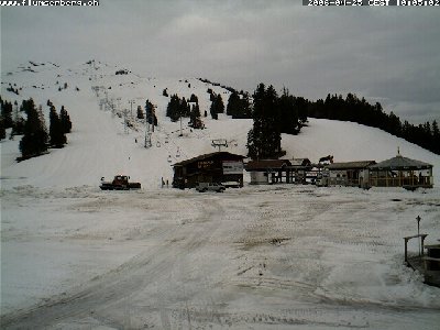 Um 10 Uhr kommt  der erste Lastwagen.