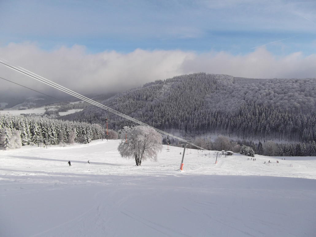 Schon damals mitten in den Ferien (27.Dez. 11 Uhr) bei traumhaften Bedingungen (40cm Naturschnee sagen die damaligen Notizen, könnte laut Lifthütte auf Foto hinkommen) tote Hose. Da würde ich auch nichts investieren.