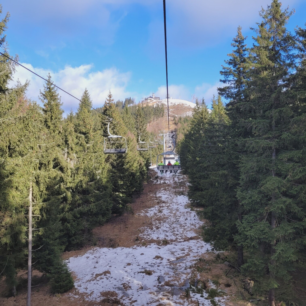 Auffahrt mit der KSB " Pstruzi "; wenig bis kein Naturschnee