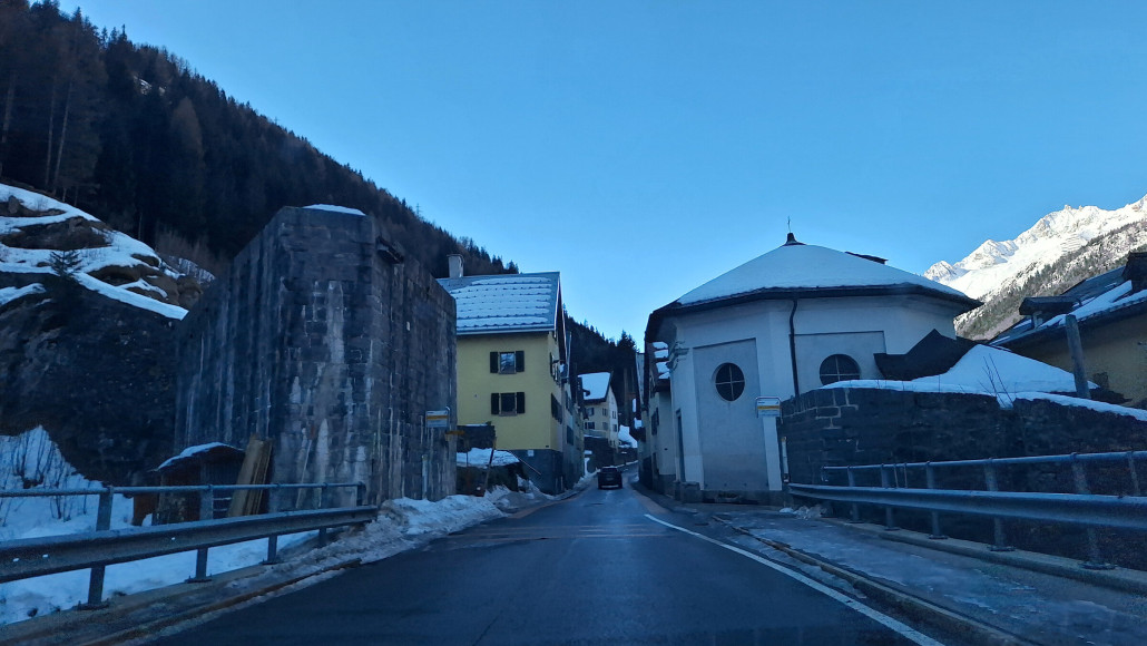 Der Ort Fontana im Bedrettotal. 4 Häuserzeilen dicht an dicht hinter einer dicken Lawinenschutzmauer