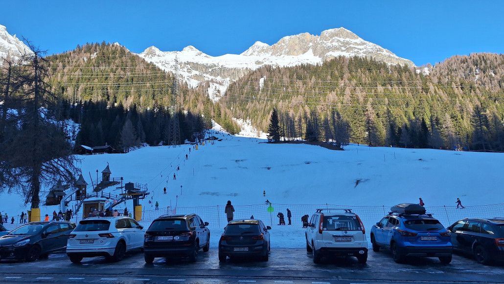 Der Skihang in der Totalen. Am Morgen noch im Schatten