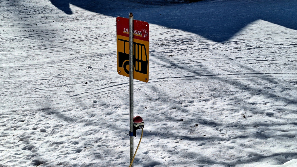 Wiederverwendung eines Bushaltestellenschildes. BTW hier hin kann man auch per Postbus gelangen.