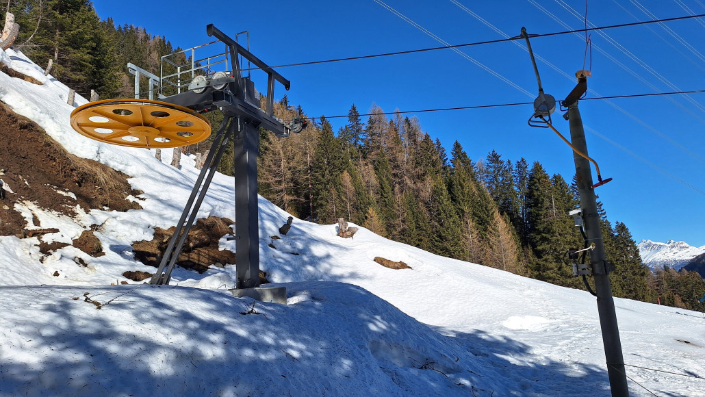 Umlenkstation. Der vordere Pfeiler ist noch vom Stangenschlepper