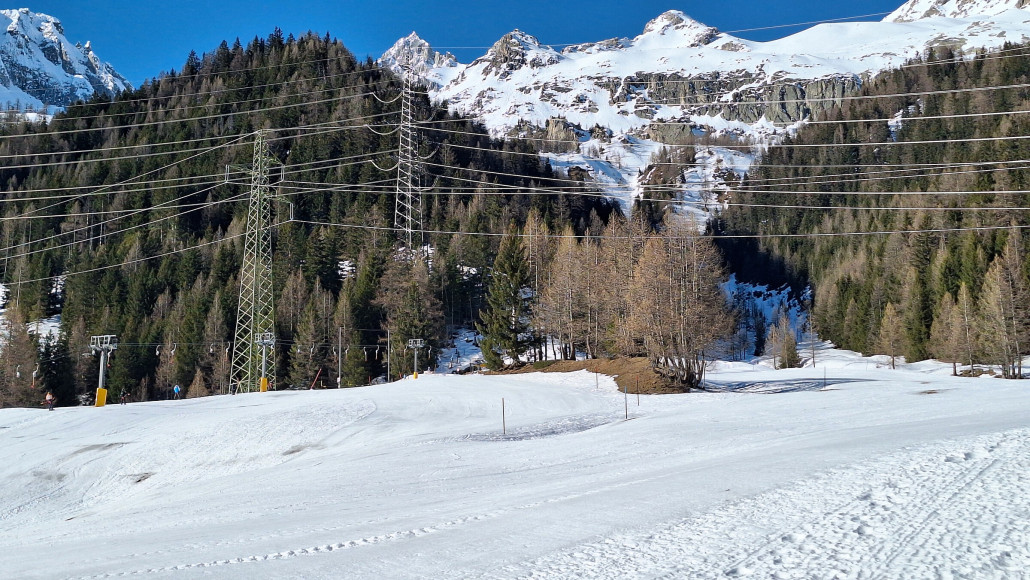 Oben gab es mal noch einen weiteren Schlepper der rechts in das Tal hinein führte. Wurde 1999 von einer Lawine erwischt.
