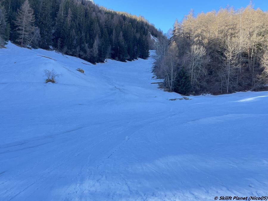 Auf der rote Piste in Lanna wurden zwei Spuren mit der Pistenraupe gelegt, aber es liegt nicht genug Schnee.