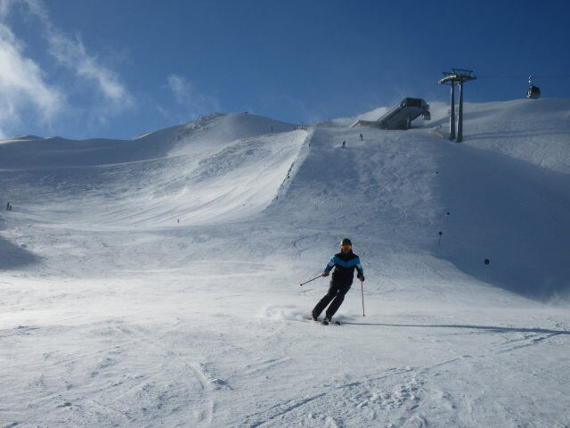 Piste Gipfelbahn - Hochalm, im Hintergrund die Bergstation der 8-MGD Gipfel (2.174 m)