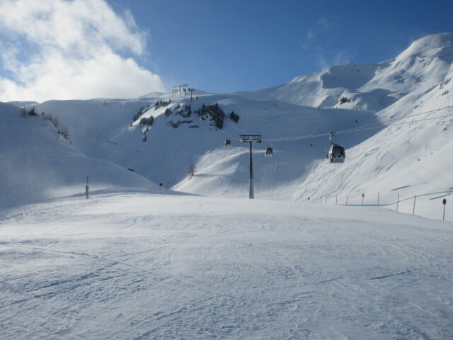 Piste Gipfelbahn - Hochalm, darüber die 8-MGD Gipfel
