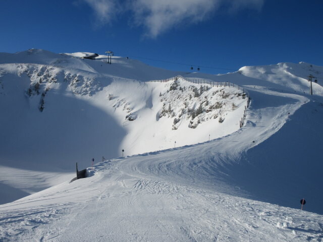 Piste Gipfelbahn - Steinkar, im Hintergrund die Bergstation der 8-MGD Gipfel (2.174 m)