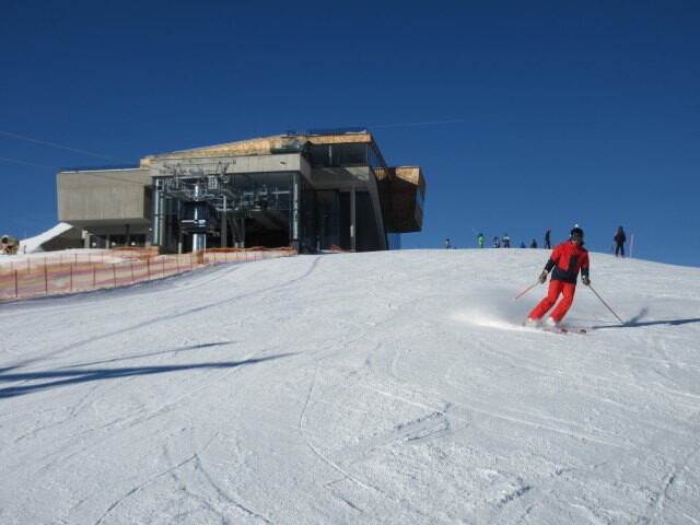 Roslehenalmabfahrt, im Hintergrund die Bergstation der 10-MGD Kieserl II (1.942 m)