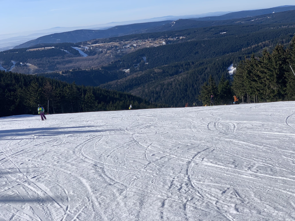 oben auf der Jm 11:30; auch nach 14Uhr gab es dort keine Haufen - Carving immer ohne Probleme möglich