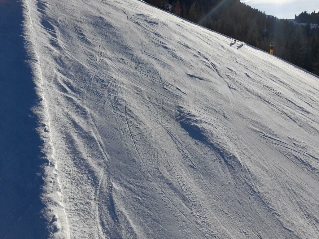 Hexen6er: typisch für die Nordhänge; tw. glatt und "Grießhaufen"