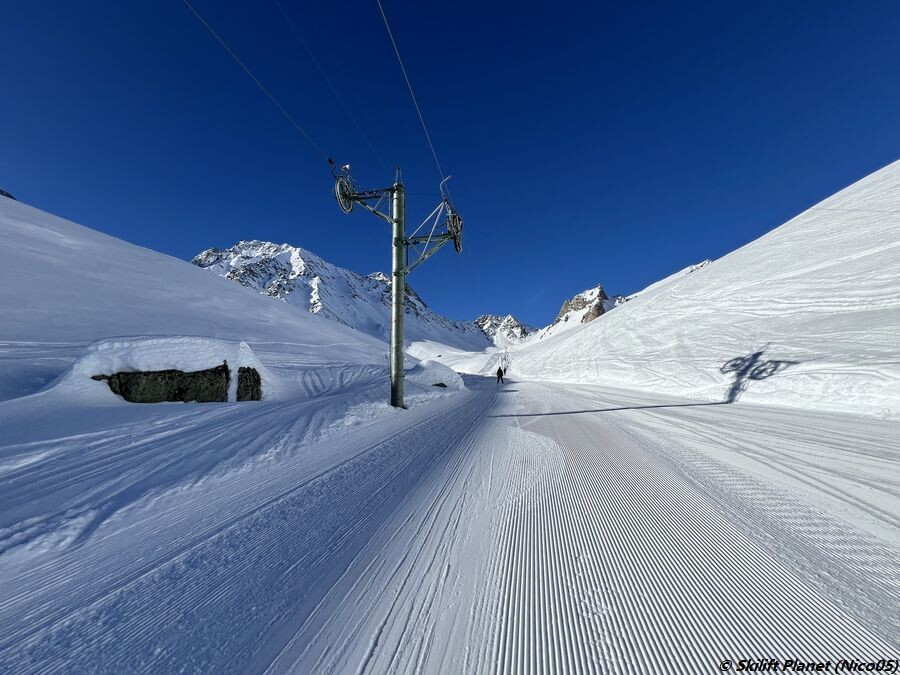 Skilift und Piste Fontanesses 1