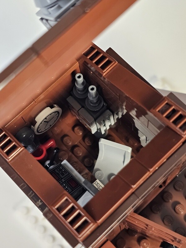 Voll ausgestattet - vom Bürostuhl über PC und Kaffetasse bis hin zum Steuerschrank, der wegen dem konstruktionsbedingten Platzmangel in der Talstation hier untergebracht wurde.