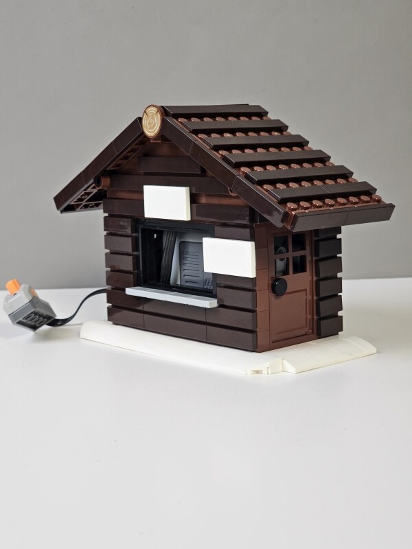 Innen drin ist bereits die Lego Power Functions Batteriebox zu sehen. Insgesamt sorgen sechs AA-Batterien für die Stromversorgung der zwei Motoren in der Talstation. Eine Tür ist ebenfalls verbaut, ein Liftler hat neben der massiven Batteriebox aber keinen Platz mehr :D