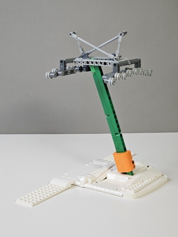 Schräg-T-Stütze mit Schutz-Abdeckung und einer deutlich zu großen Roba - wahrscheinlich werde ich statt einer 8er-Batterie schlussendlich eine 6er verbauen.