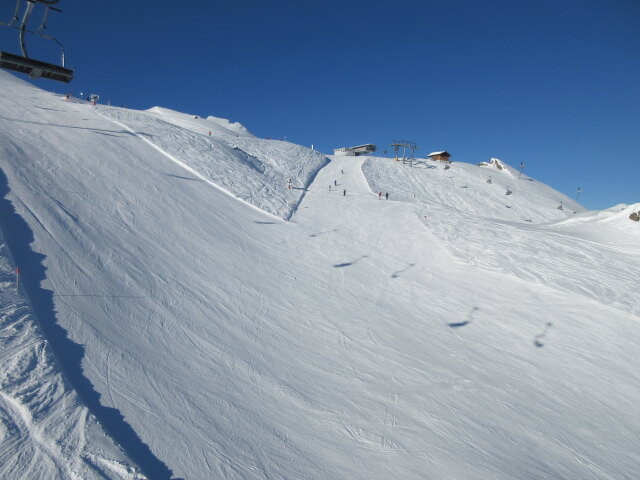 Piste 42, im Hintergrund die Bergstation des 6-CLD-B Madrisella (2.222 m)