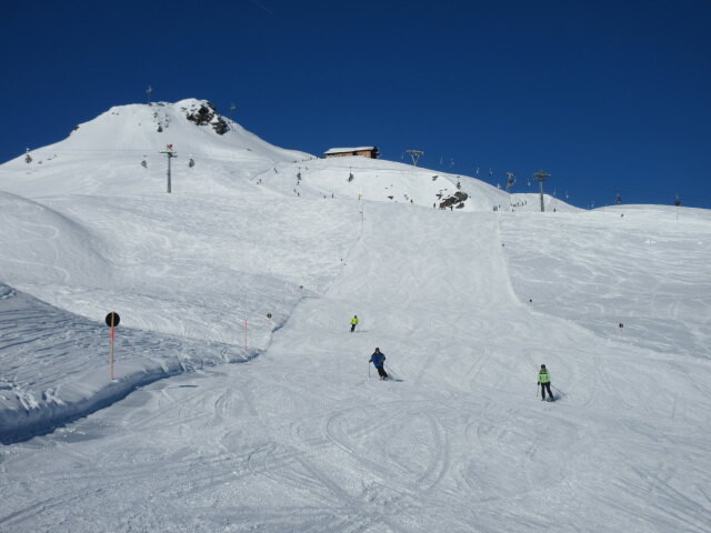 Piste 44 "Black Scorpion", darüber die 6-CLD-B Rinderhütten, im Hintergrund die Bergstation des 3-CLD Schwarzköpfle (2.248 m)