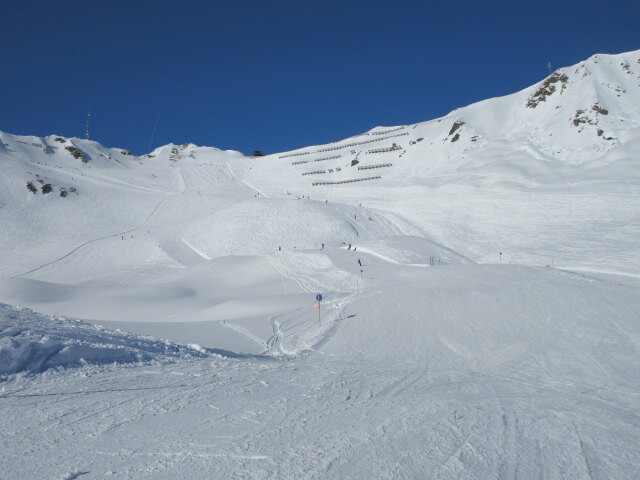 Piste 12, im Hintergrund die Bergstation der 8-MGD Panorama (2.473 m)
