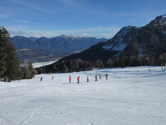Tressdorfer-Alm-Übungswiese, daneben die 1-SL Tressdorfer Alm und Kuhalm, im Hintergrund die 15-MGD Millennium-Express Sektion II