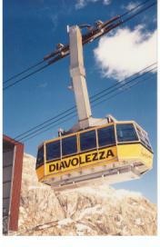 Typisches Garaventa-Fahrzeug mit 4 integrierten Fangbremsen und nichtdruckübertragendem Gehänge