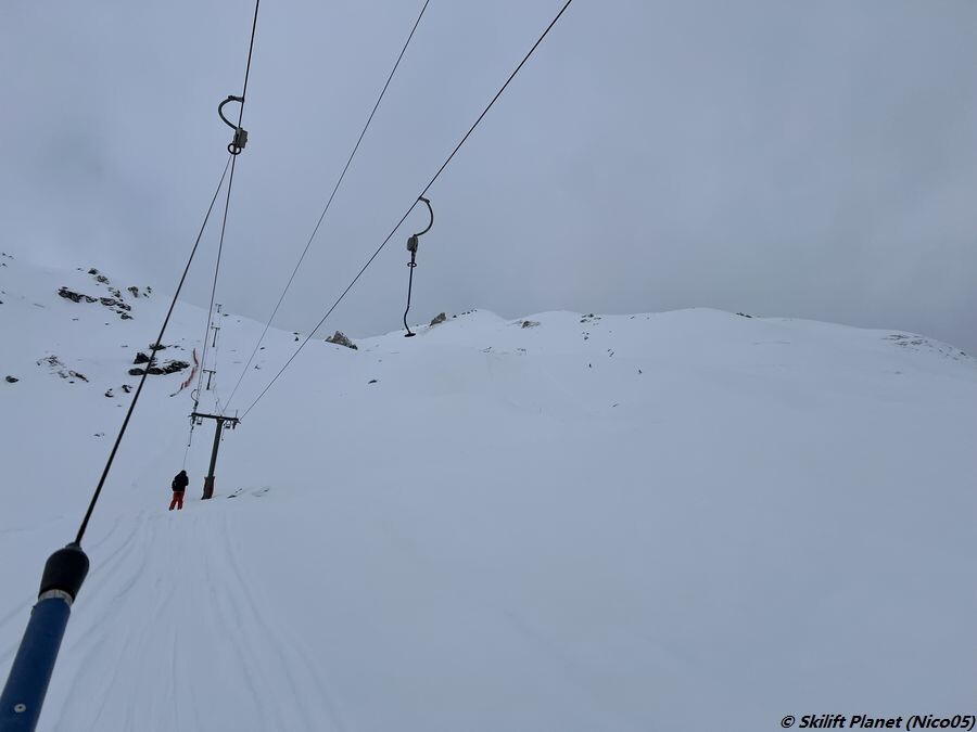 Rechts befindet sich die schwarze Piste Veisivis