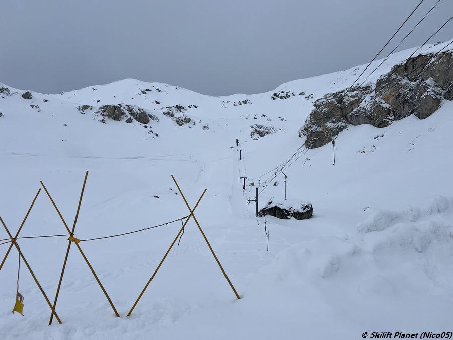 Normalerweise kann man weitergehen, um auf den rote Piste zu gelangen. Heute geschlossen