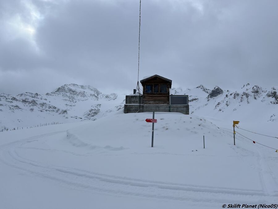 Darin befindet sich der Ölgenerator.
