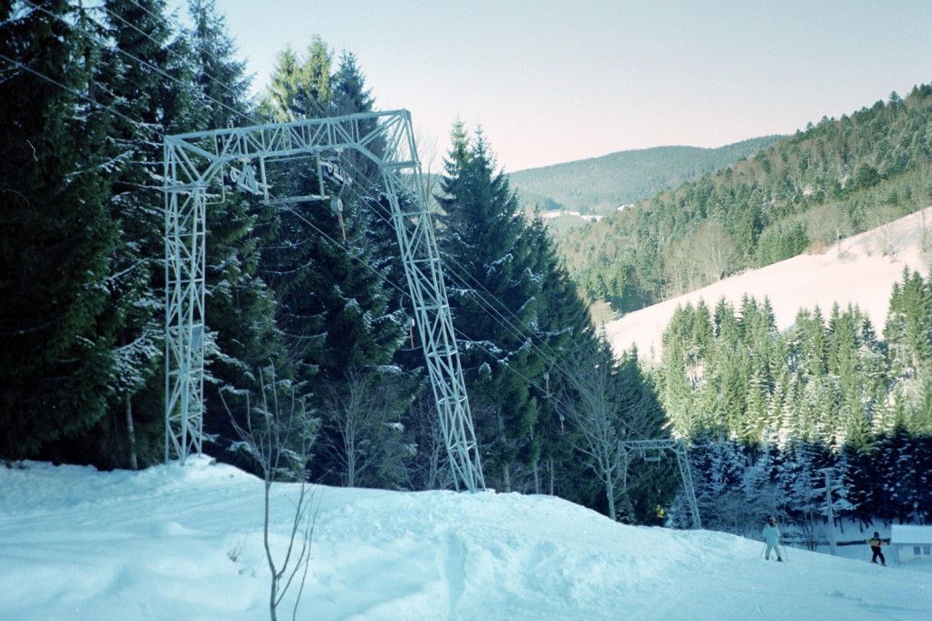 Stütze 2 und steilere Pistenvariante links vom Lift