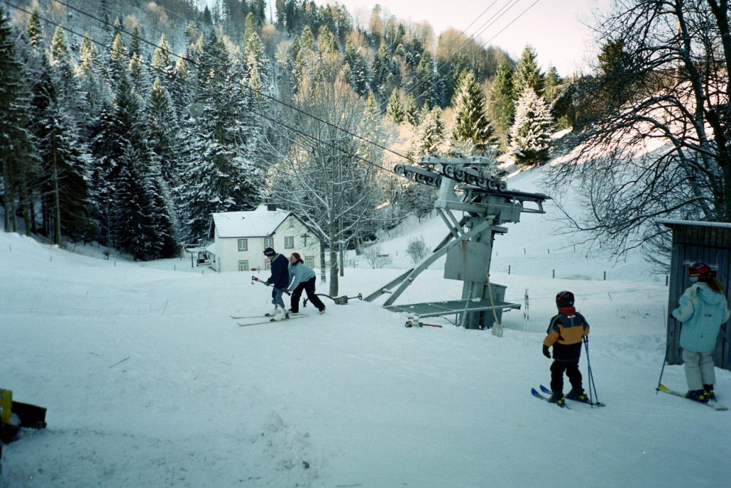Antriebstation im Tal. Das Gehänge dass da am Boden liegt ist kurz vorher vom Seil gefallen.
