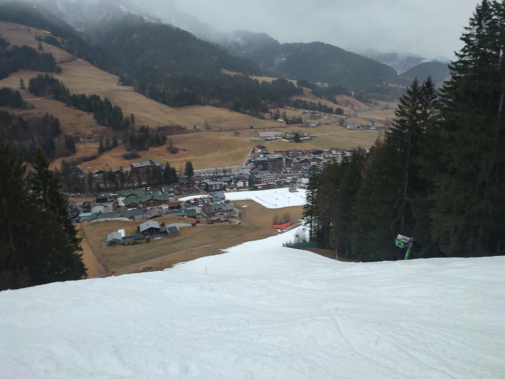 Schwarze Talabfahrt Leogang durch den Regen gut fahrbar. Bei "gut fahrbar" natürlich immer den äußeren Umständen entsprechend