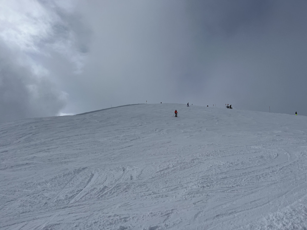 Heute wieder Neuschnee oberhalb 1300 - so langsam reißt es auf und manchmal kommt die Sonne durch